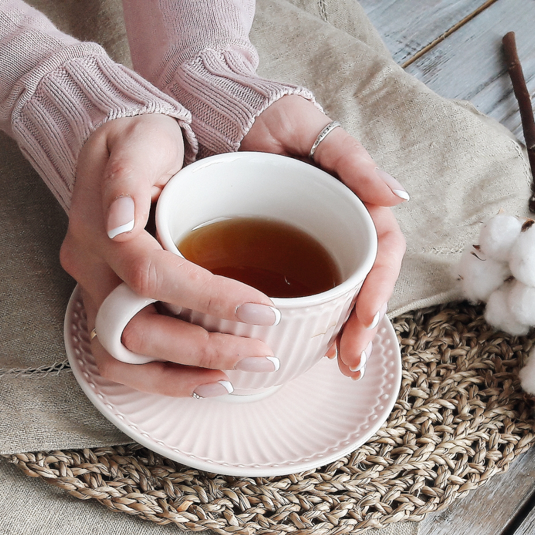 Natural Electrolyte Drinks for Breastfeeding & Postpartum Mums: The Benefits of Herbal Teas and Whole Foods Over Pre-Packaged Hydration Powders